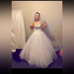 Beautiful Wedding Dress. While. Size 4!